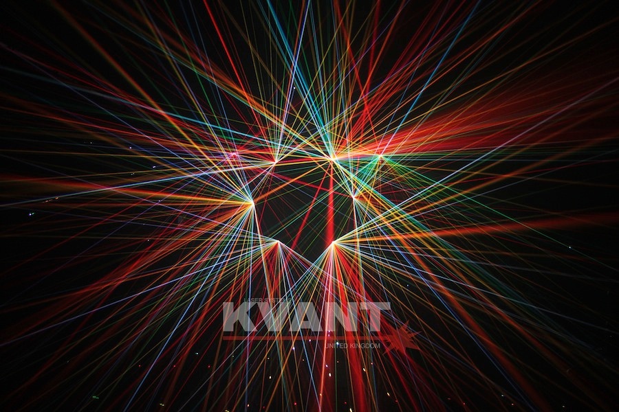 円形トラスにレーザーを設置 KVANT DIAMOND 円形トラスに設置 面白い演出 照明 クバンツ クバント ケーバント ケバント